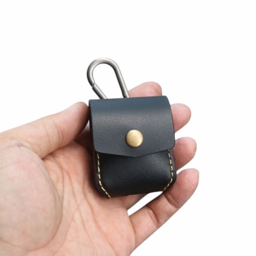 Case da Airpods 1 - 2 được làm từ da bò, màu đen mịn