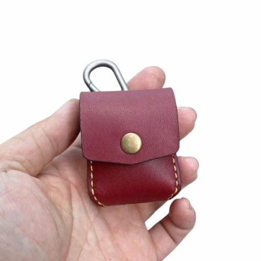 Case da Airpods 1 - 2 được làm từ da bò, màu đỏ đô mịn