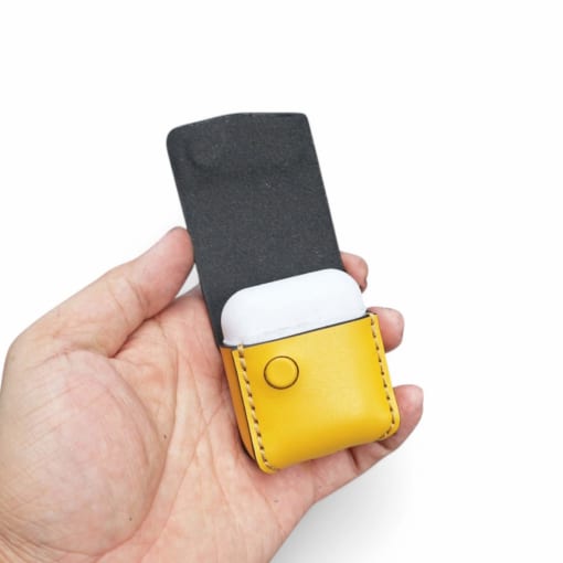 Bao da Airpods 1 - 2 được làm từ da bò, màu vàng mịn