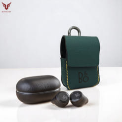 Bao da B&O Beoplay E8 3.0 được làm từ da bò, màu xanh cổ vịt
