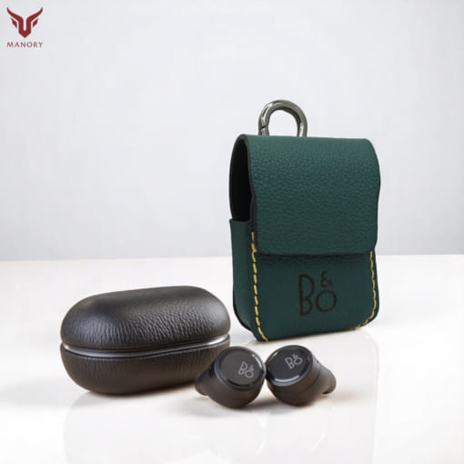 Bao da B&O Beoplay E8 3.0 được làm từ da bò, màu xanh cổ vịt
