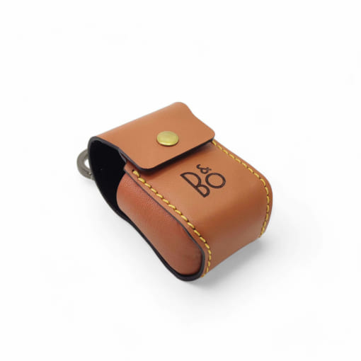 Case da B&O Beoplay EX được làm từ da bò, màu nâu bò