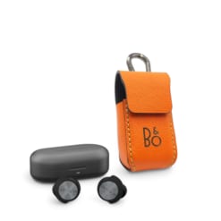 Bao da B&O Beoplay EQ được làm từ da bò, màu cam hạt