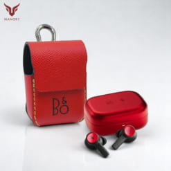 Ốp da B&O Beoplay EX được làm từ da bò, màu đỏ hạt khắc tên