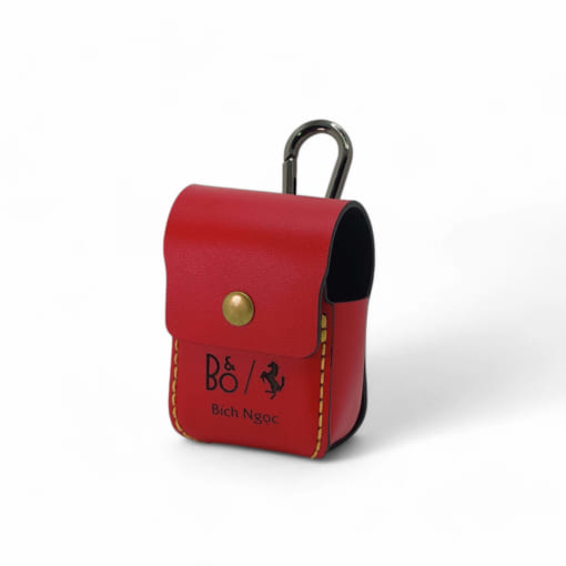 Case da B&O Beoplay Eleven được làm từ da bò, màu đỏ mịn khắc tên