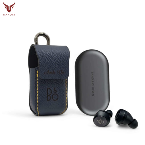 Case da B&O Beoplay EQ được làm từ da bò, màu xanh đen hạt khắc tên
