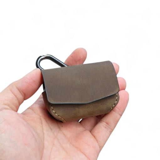 Bao da Huawei freebuds pro 2 được làm từ da bò, màu sáp rêu khóa nam châm