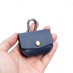 Bao da Huawei freebuds pro 2 được làm từ da bò, màu xanh navy khắc tên