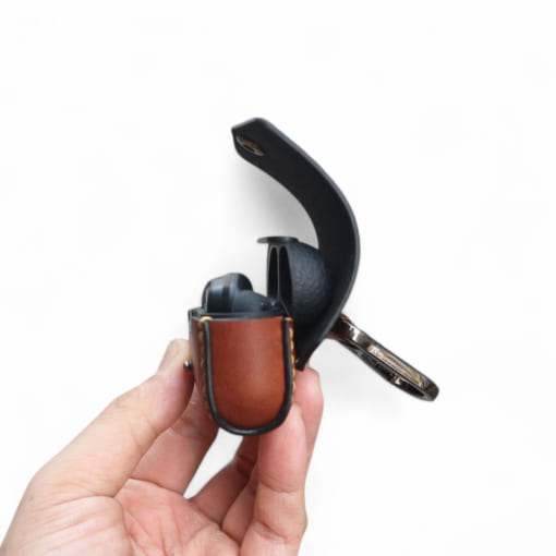 Case da Marshall Motif A.N.C được làm từ da bò, nâu pullup khắc tên
