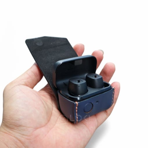 Bao da Sennheiser CX True Wireless được làm từ da bò, màu xanh navy