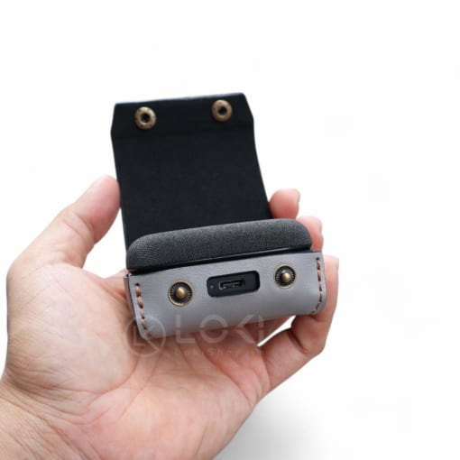 Bao da Sennheiser Momentum True Wireless 4 được làm từ da bò, màu xám mịn