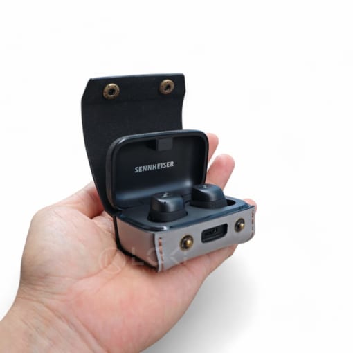 Túi da Sennheiser Momentum True Wireless 4 được làm từ da bò, màu xám mịn