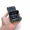 Case da Sennheiser Momentum True Wireless 3 được làm từ da bò, màu xanh lục