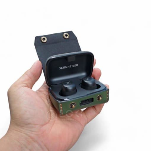 Case da Sennheiser Momentum True Wireless 3 được làm từ da bò, màu xanh lục