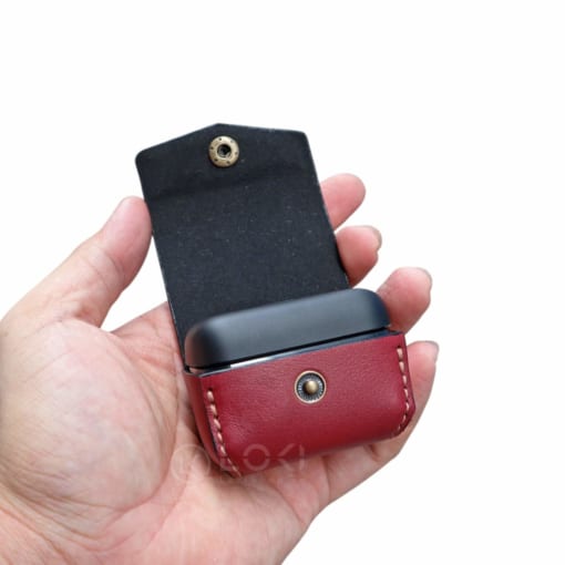 Case da Sennheiser CX Plus True Wireless được làm từ da bò, màu đỏ đô