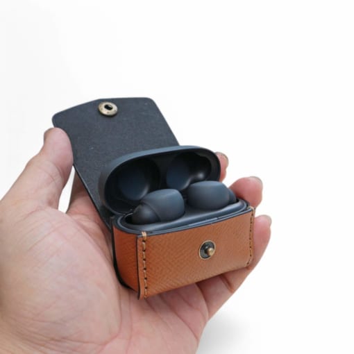 Case da Sony Linkbuds S được làm từ da bò, màu nâu hạt khắc tên