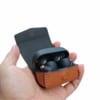 Case da Sony WF-1000XM4 được làm từ da bò, màu nâu hạt nam châm