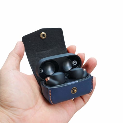 Bao da Sony WF-1000XM4 được làm từ da bò, màu xanh navy khắc tên