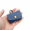 Túi da Sony WF-1000XM4 được làm từ da bò, màu xanh navy