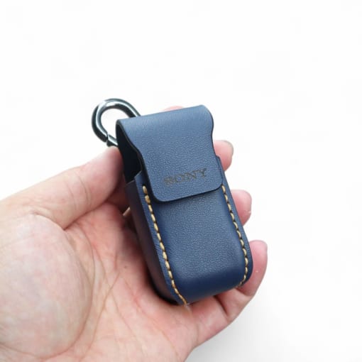 Bao da Sony WF-C700N được làm từ da bò, màu xanh navy khắc tên