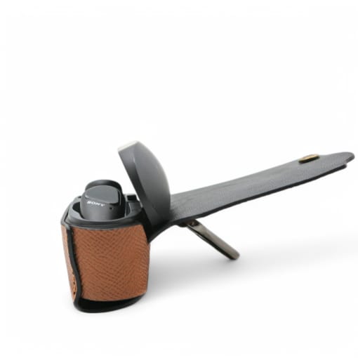 Case da Sony WF-SP800N được làm từ da bò, màu nâu khắc tên