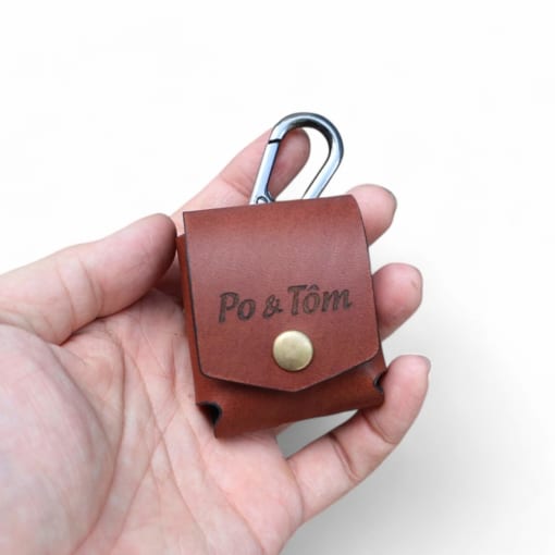 Bao da Fiil cc nano được làm từ da bò, màu nâu pullup khắc tên