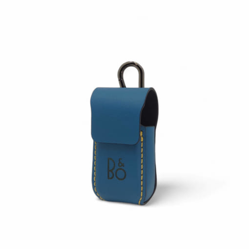 Túi da B&O Beoplay Eq được làm từ da bò, màu xanh cyan