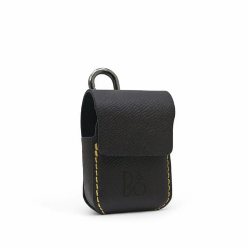 Case da B&O Beoplay Eleven được làm từ da bò, màu đen hạt khắc tên