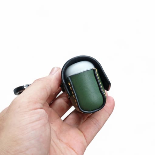 Case da Beyerdynamic Free BYRD được làm từ da bò, màu xanh lục