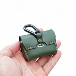 Case da Beyerdynamic Free BYRD được làm từ da bò, màu xanh lục