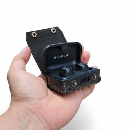 Bao da Sennheiser Momentum True Wireless 3 được làm từ da bò, màu đen