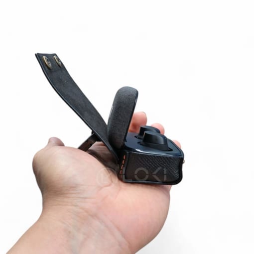 Case da Sennheiser Momentum True Wireless 3 được làm từ da bò, màu đen