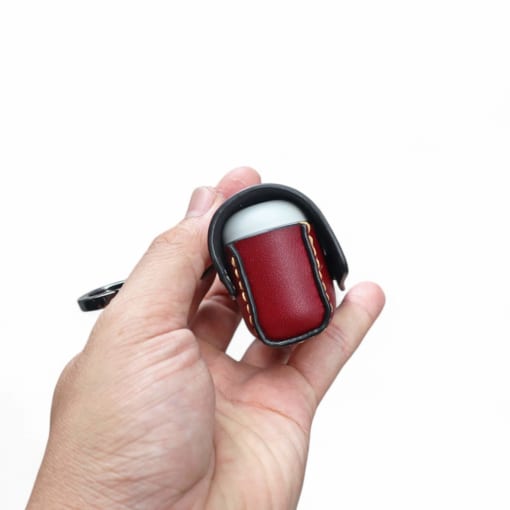 Case da Beyerdynamic Free BYRD được làm từ da bò, màu đỏ đô