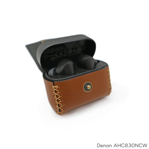 Case da Denon TW AH-C830NCW được làm từ da bò