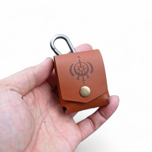 Túi da đựng Fiil cc nano được làm từ da bò, màu nâu khắc tên