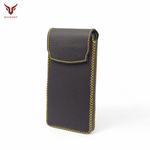 Bao da Samsung Galaxy Z Fold 5 được làm từ da bò, màu nâu đậm vân epsom
