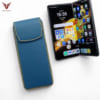 Bao da Honor Magic V3 làm từ da bòxanh cyan, có khắc tên