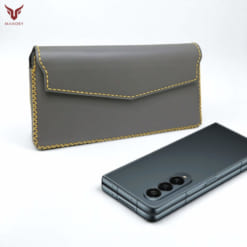 Bao da Samsung Galaxy Z Fold 5 được làm từ da bò, màu xám mịn khắc tên