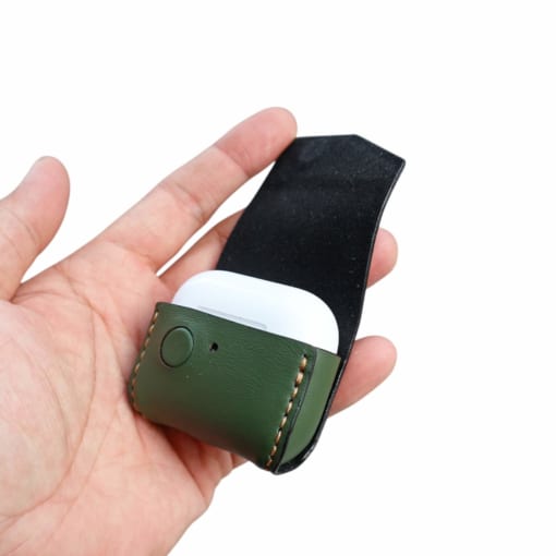 Case da Airpods 3 được làm từ da bò, form ôm khít tai nghe, màu xanh lá