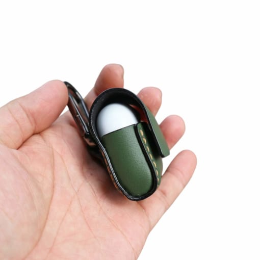 Ốp da Airpods 3 được làm từ da bò, form ôm khít tai nghe, màu xanh lá