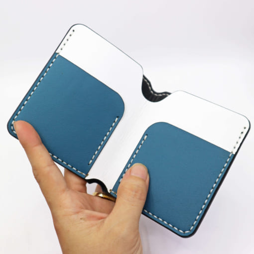 Ví nam dáng đứng mini được làm từ da bò, khắc tên