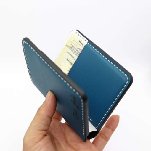 Ví nam dáng đứng mini được làm từ da bò, khắc tên